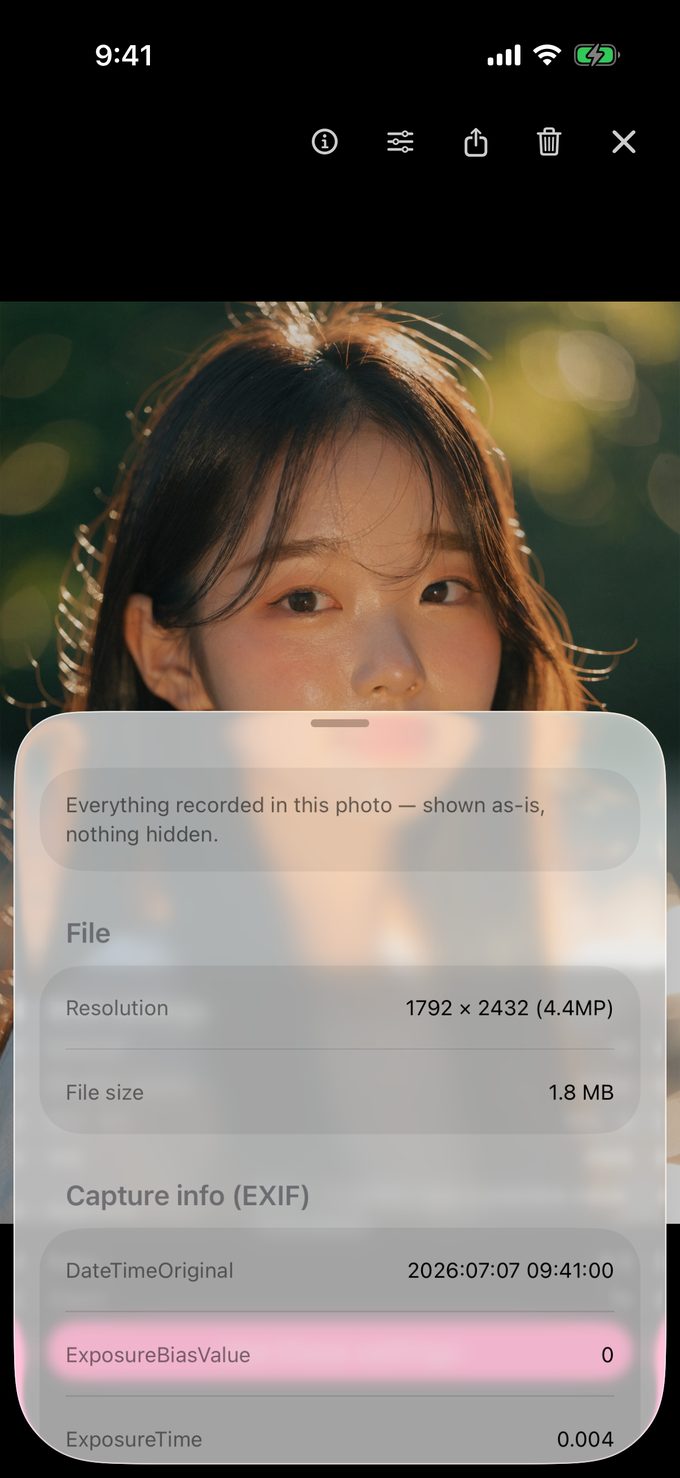 Kompletní informační karta EXIF nad fotkou v prohlížeči galerie